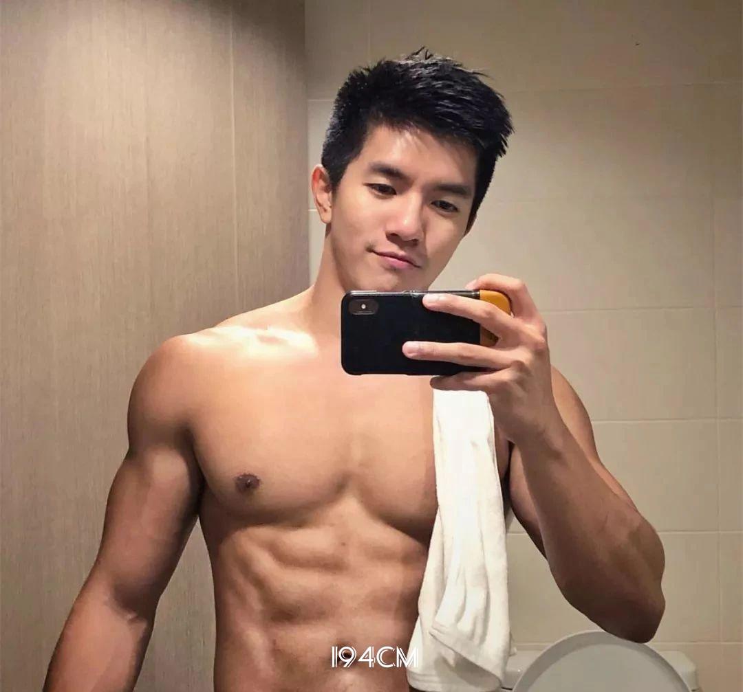 超帅医生，脱了比推特网红们大多了！
