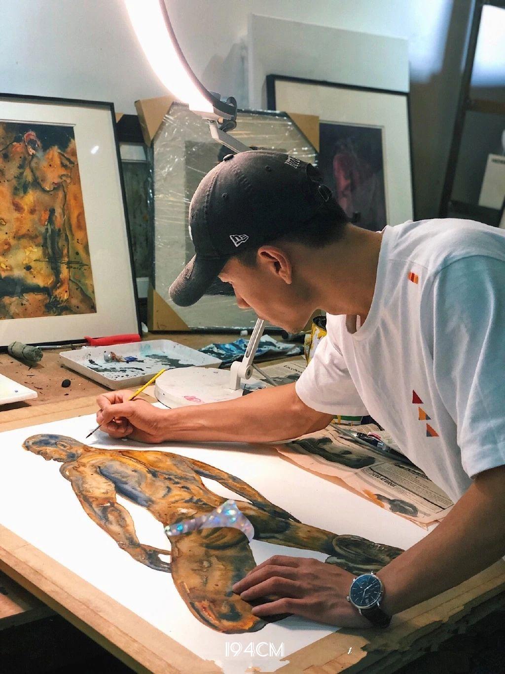 比体育生身材还好,寸头腹肌公狗腰帅哥,大得藏不住!