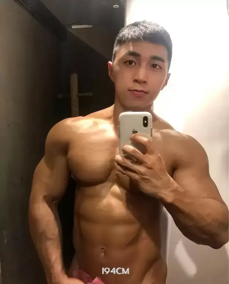 皮肤黝黑的国产肌肉男模健身运动员